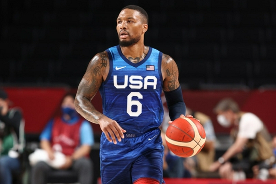 他向观众展 他向观众展